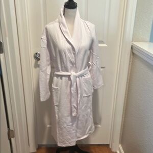 Majestic International Women's White Robe. Wrap with Tie Closure Size L NWT